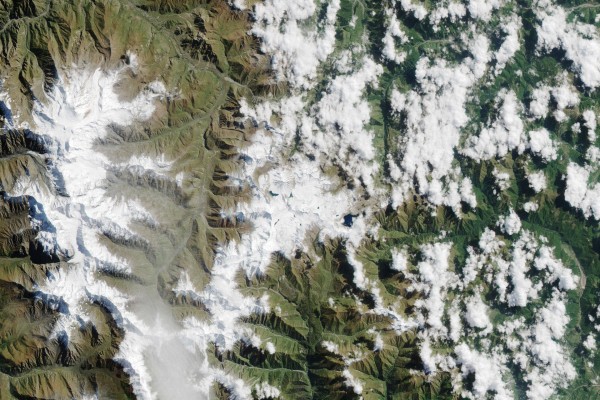 Montañas nevadas vistas desde el espacio