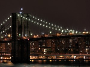 Postal: Puente de Brooklyn iluminado en la noche