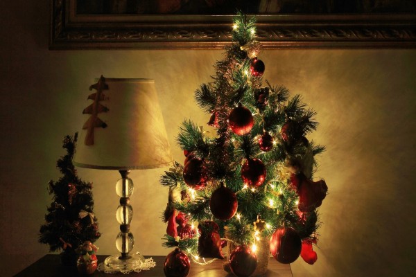 Árbol de Navidad junto a una lámpara de mesa