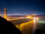 Un gran puente iluminado en la noche