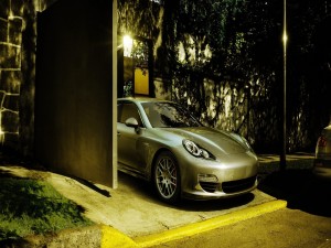 Postal: Porsche en la entrada del garaje