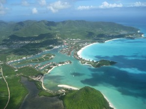 Vista aérea de Jolly Harbour en la costa oeste de Antigua (Caribe)