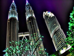 Postal: Las Torres Petronas iluminadas (Kuala Lumpur, Malasia)