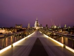 Personas caminando en el Puente del Milenio (Londres)
