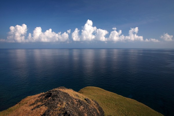 Nubes blancas cerca del mar