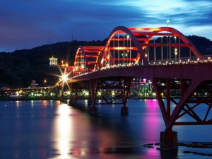 Postal: Puente Guandu en Taiwán iluminado por la noche