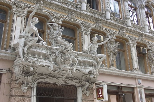 Estatuas en la fachada de un edificio