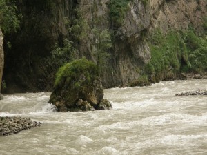 Roca en el río
