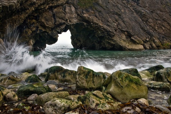Arco de piedra en el mar