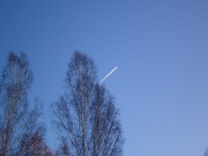 Un avión en el cielo