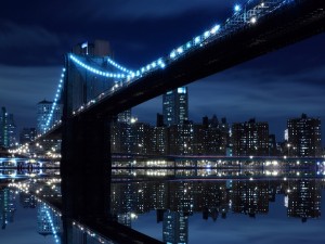 Postal: Rascacielos y el puente iluminados