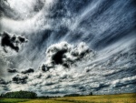 Cielo con nubes sobre el campo
