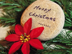 Mensaje "Merry Christmas" en una piedra