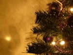 Árbol de Navidad con decoración morada