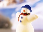 Muñeco de nieve con sombrero azul