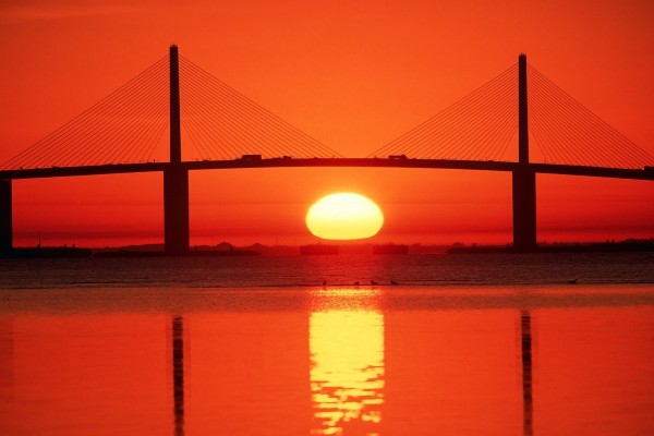 El sol bajo el puente
