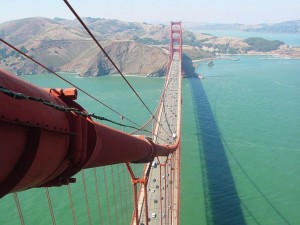 Postal: Vista aérea de los vehículos sobre el puente