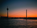 Un puente en la llegada de la noche
