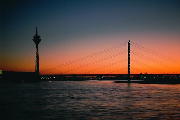 Un puente en la llegada de la noche