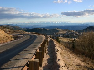 Postal: Carretera con vista a las montañas