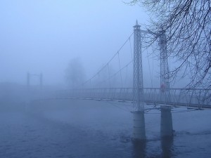 Niebla en el puente
