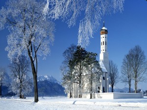 Pequeño edificio religioso en la nieve