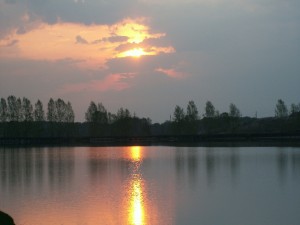 Postal: La luz del sol reflejada en el lago