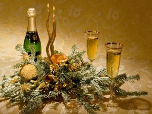 Postal: Arreglo floral, champaña y copas para Año Nuevo