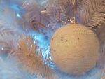 Delicada bola blanca colgada del árbol de Navidad