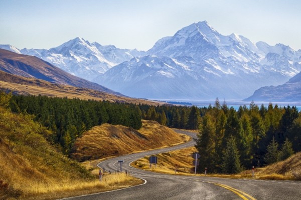 Montañas, bosque y carretera en Nueva Zelanda
