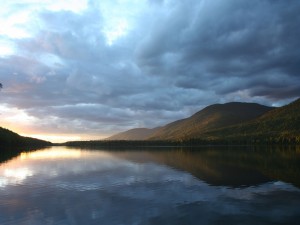 Postal: Cielo cubierto de nubes en el lago
