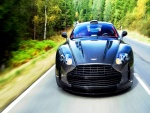 Coche Aston Martin en la carretera