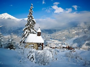 Pueblo cubierto de nieve en las montañas