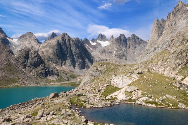 Dos lagos en las montañas