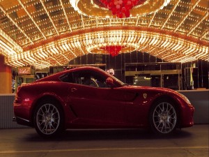 Postal: Ferrari rojo bajo las luces