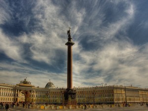 La columna de Alejandro en la Plaza del Palacio (San Petersburgo)