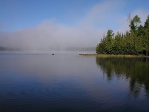 Nubes en el agua del lago