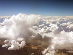Postal: Vista de la tierra por encima de las nubes