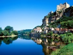Vista del río Dordoña y el Castillo de Beynac, Francia
