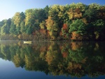 Barca en el lago durante el otoño