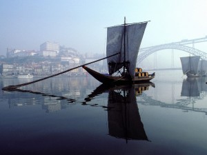 Barco rabelo en el río Douro, Portugal