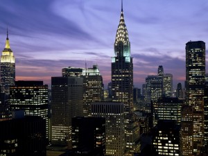 Postal: Edificio Chrysler y otros rascacielos al anochecer