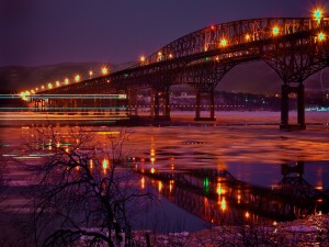Agua helada bajo el puente