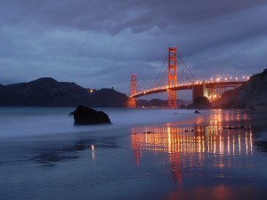 Postal: El puente Golden Gate iluminado al anochecer