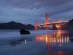El puente Golden Gate iluminado al anochecer