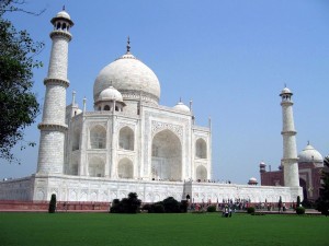 Gente visitando el Taj Mahal