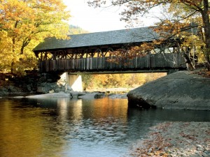 Postal: Puente cubierto sobre el río
