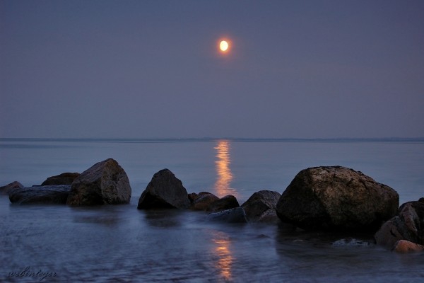La brillante luz de la luna en el mar