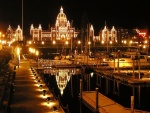 Edificios iluminados vistos desde el puerto