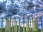 Columnas de piedra bajo la tormenta